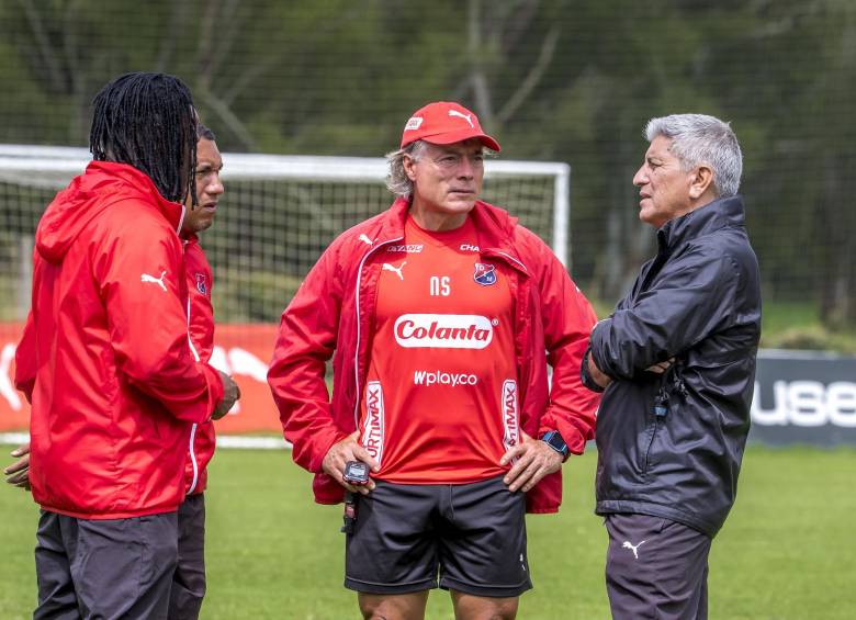 En la imagen aparece el preparador físico Norberto Salamanca junto al técnico Octavio Zambrano. FOTO juan antonio sánchez