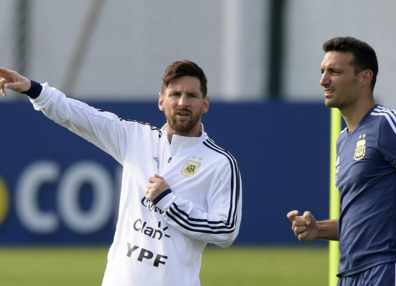 Lionel Messi se enamora de la Selección. Aquí, con Lionel Scaloni FOTO AFP