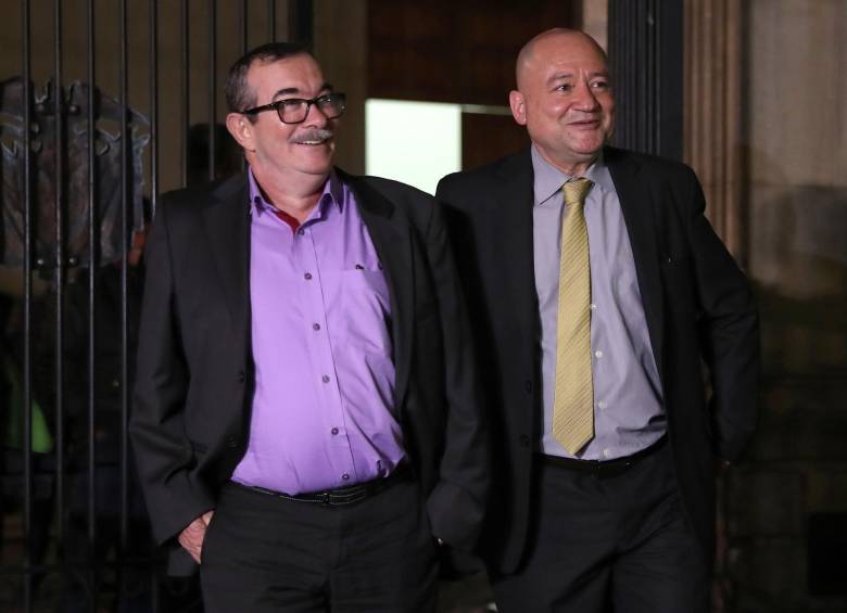 Rodrigo Londoño y Carlos Antonio Lozada a su llegada al Palacio de Nariño. FOTO EFE