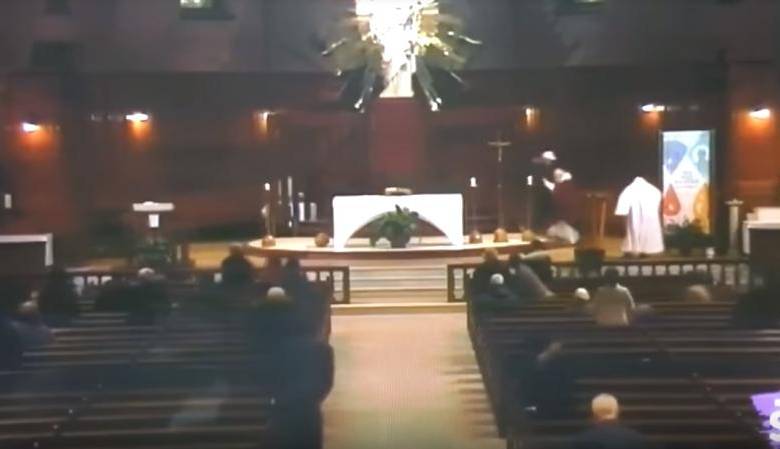 Imagen de la transmisión en vivo de la misa en Canadá en la que fue apuñalado el padre Claude Grou. FOTO: Captura
