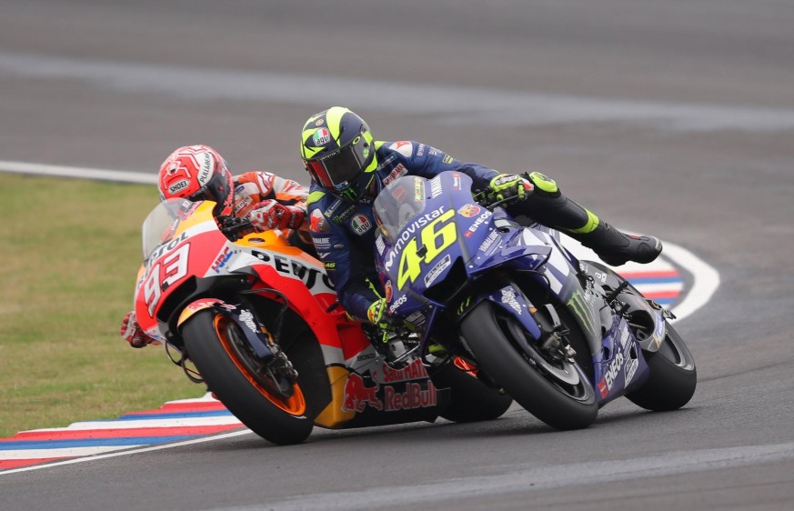 El piloto italiano de MotoGP Valentino Rossi (d), y Marc Márquez (i), del equipo Repsol Honda Team, en la última curva del circuito.