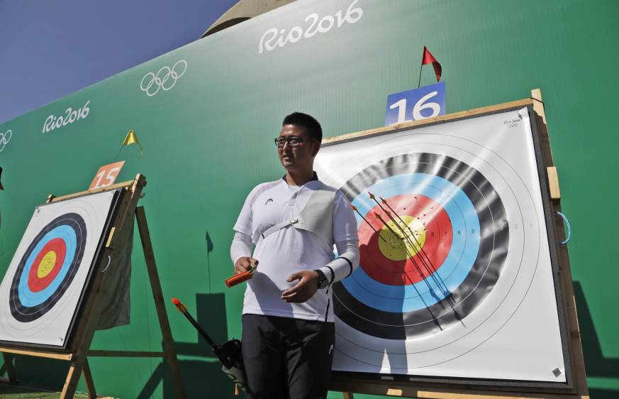El surcoreano Kim Woojin estableció este viernes una nueva plusmarca de 700 puntos en tiro con arco. FOTO AP