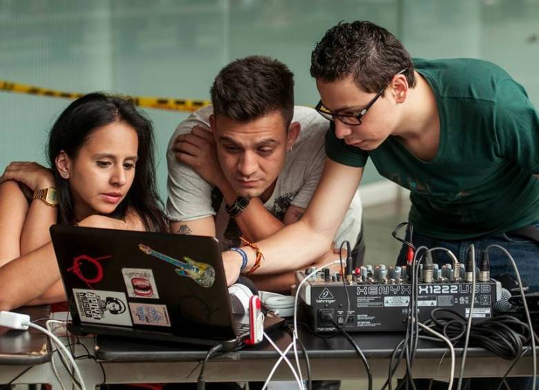 Marcela Betancur, Santiago Arango (centro) y Sebastián Martínez durante una transmisión. FOTO cortesía