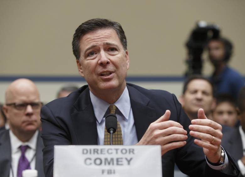 En julio de este año, el director del FBI tuvo que comparecer ante el Comité de Vigilancia de la Cámara de Representantes por su decisión inicial de suspender la investigación por los correos. FOTO ap