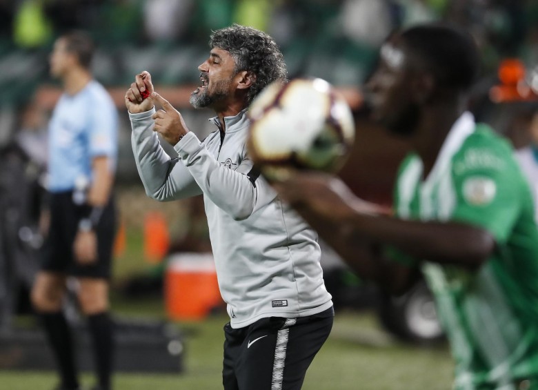 El técnico era protagonista en Libertadores, pero no del torneo local, en el que se ubicaba 8°. FOTO róbinson sáenz