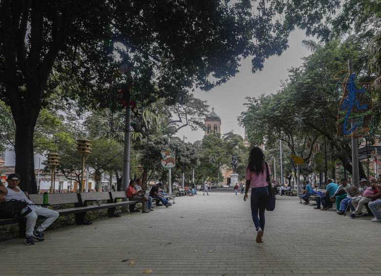 El piso, las jardineras y el mobiliario renovado, los mayores cambios del Parque. FOTO MANUEL SALDARRIAGA