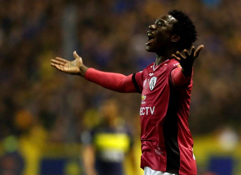 El delantero Luis Caicedo, una de las principales armas de ataque que tiene el club ecuatoriano por su potencia y rapidez, celebrando uno de los tantos en la Bombonera. FOTO Reuters