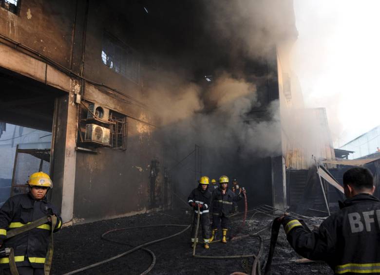 Ya son 72 los muertos en el incendio registrado el pasado miércoles en una fábrica de calzado en el municipio de Valenzuela, en Metro Manila. FOTO REUTERS