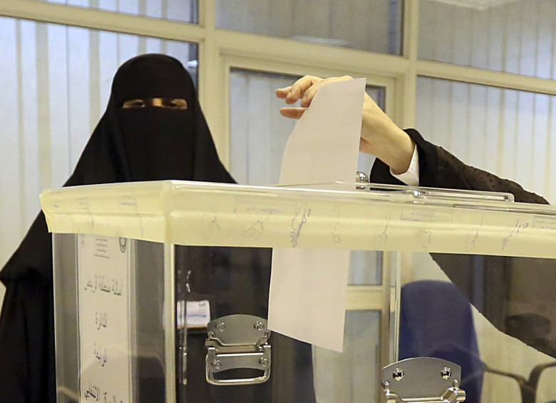Esta es la primera vez en la historia de ese país que las mujeres pueden votar. FOTO AP