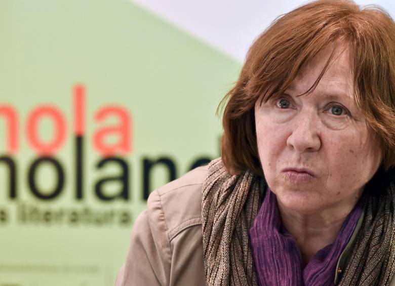 Sus libros están llenos de voces, las de esos personajes con las que ella se sienta a conversar por horas, por días incluso.