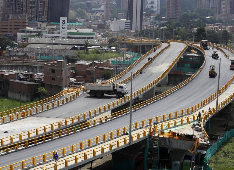 En el costado norte del puente fue donde se presentó el inconveniente. En estos momentos se realizan los trabajos para superar el inconveniente. foto HENRY AGUDELO