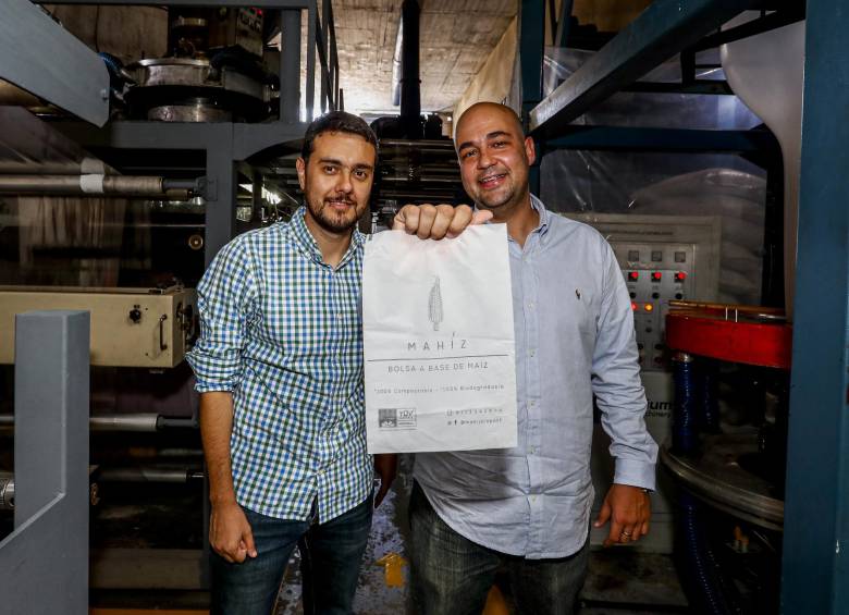Camilo y Sebastián Estrada, emprendedores de las bolsas compostables de Mahíz Biopack. Foto Jaime Pérez
