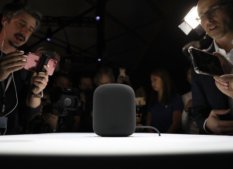 Así se ve el dispositivo de audio que Apple lanzó hoy llamado HomePod. FOTO: AFP
