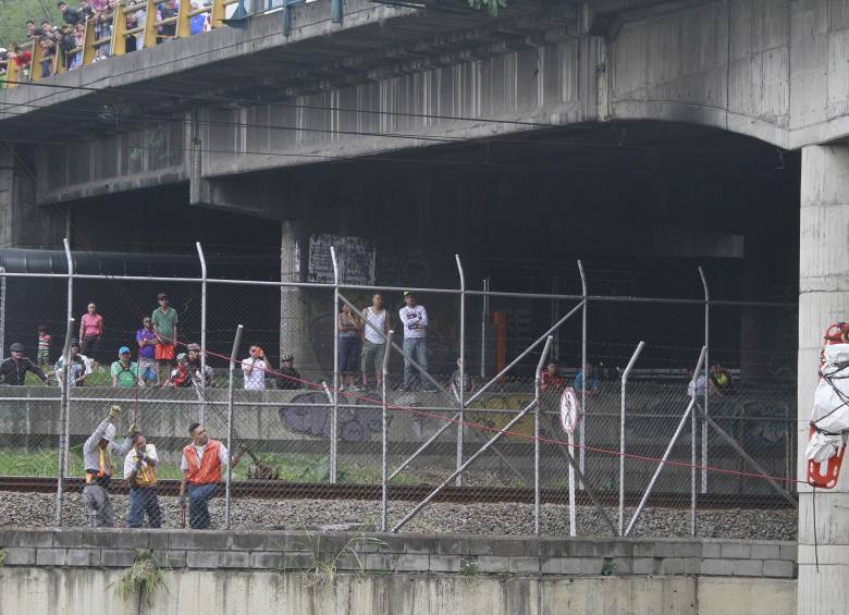 El rescate del cuerpo fue realizado por unidades de Bomberos Medellín. FOTO RÓBINSON SÁENZ. 