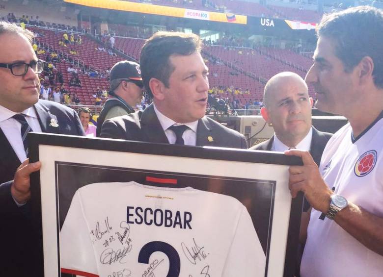 Homenaje a Andrés Escobar. A su familia se le entregó camiseta firmada por jugadores. Foto conmebol