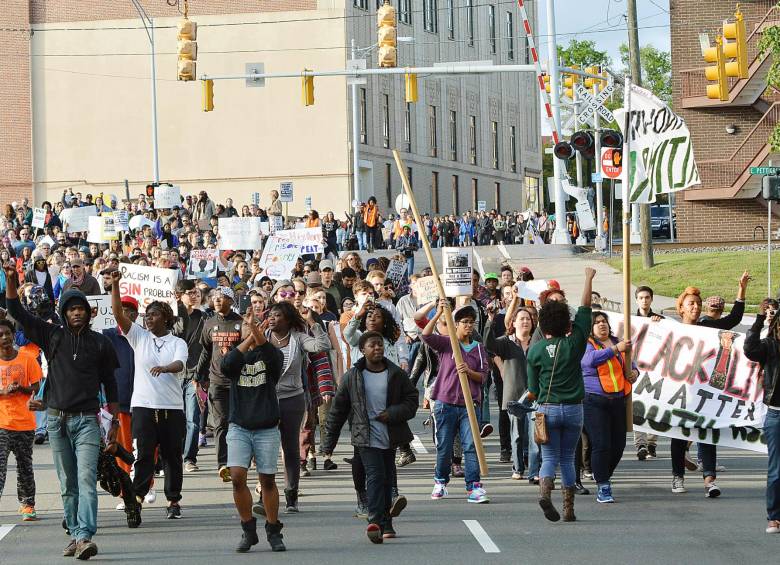 La muerte bajo arresto de Freddie Gray generó graves disturbios esta semana en Baltimore y recordó diversos hechos de abuso de fuerza por parte de la policía. FOTO AP