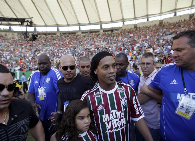 El brasileño Ronaldinho Gaúcho fue presentado este domingo oficialmente como nuevo jugador del Fluminense en un estadio Maracaná repleto. FOTO REUTERS