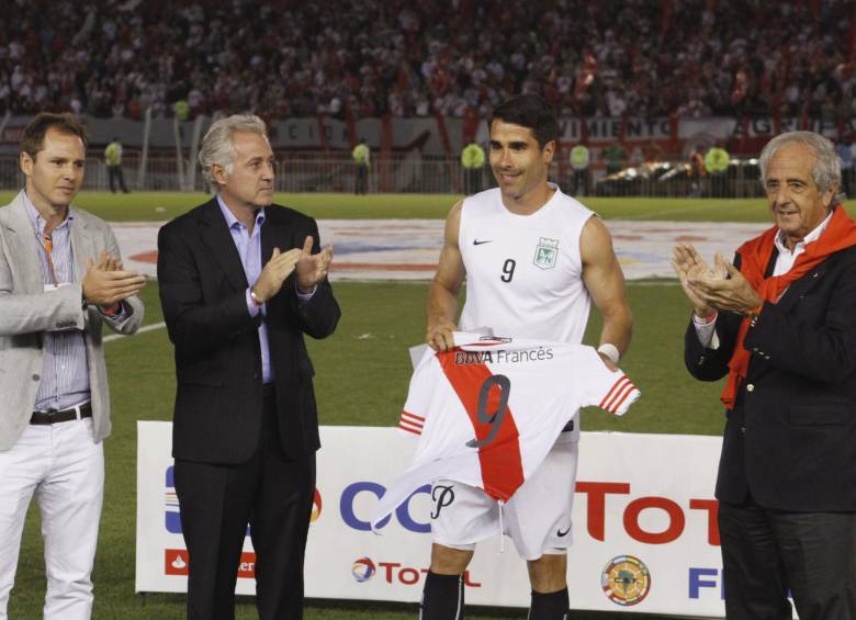 River le brindó homenaje a Ángel antes del juego. FOTO Reuters
