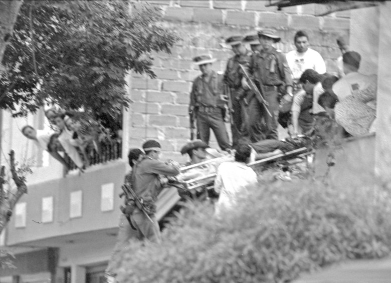 Pablo Escobar fue abatido por el bloque de búsqueda en Medellín, el dos de diciembre de 1993. El reportero gráfico Jaimar fue el primero en llegar hasta el sitio, en el barrio Los Olivos, para documentarlo. FOTO Jaimar