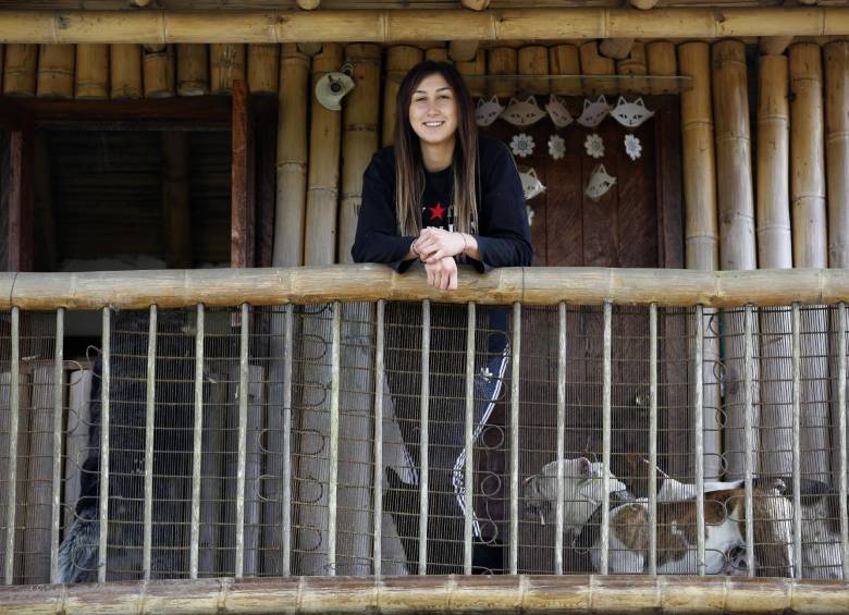 Dos momentos que han marcado a Sabina Mazo. en la antigua casa de muñecas que de niña era su escondite favorito y que compartía con su hermana mayor (Mariana). 