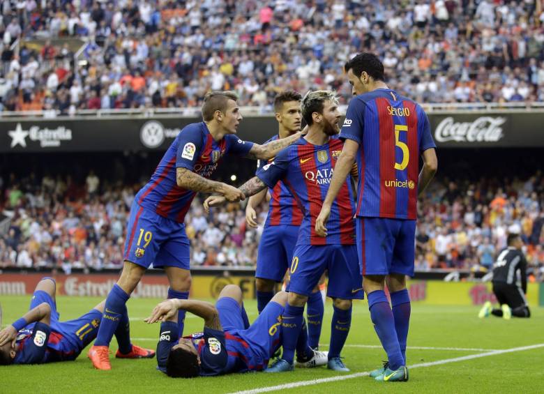 El botellazo golpeó a Neymar y Suárez. Messi reacciona. FOTO AP