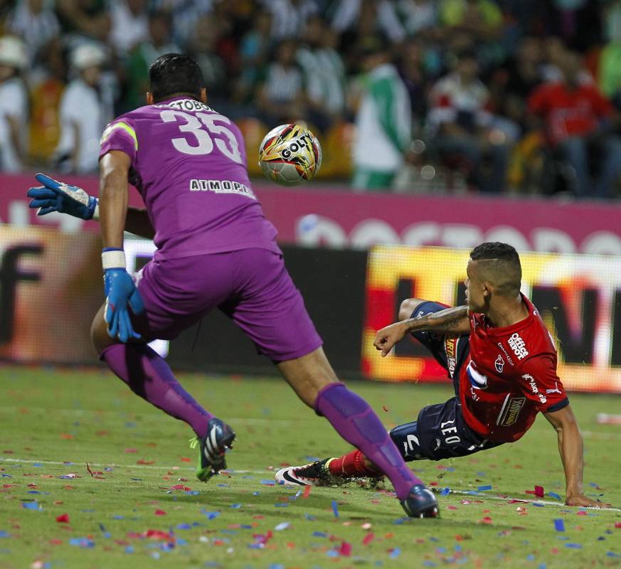 Castro también tuvo otra oportunidad para autor de las dos anotaciones rojas. FOTO JAIME PÉREZ