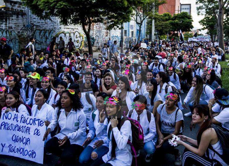 La semana pasada, estudiantes y profesores se manifestaron para exigirle al Gobierno más recursos. FOTO Jaime Pérez