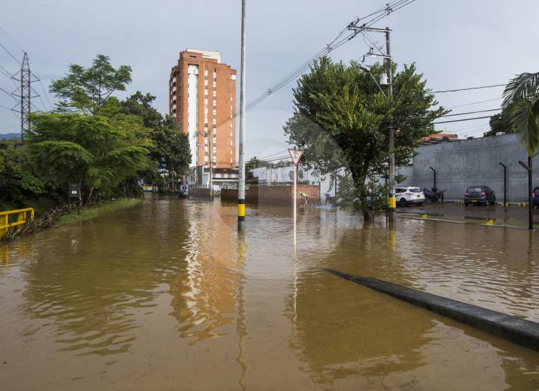 El alcantarillado no dio abasto en el sector de Patio Bonito, en El Poblado. FOTO Julio césar Herrera