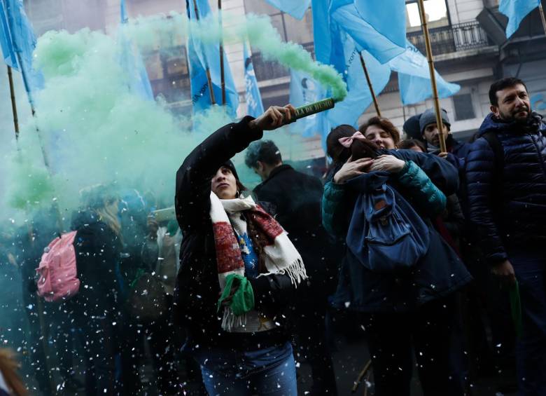 Miles de personas festejan la aprobación de la despenalización del aborto por parte de la Cámara de Diputados. FOTO EFE
