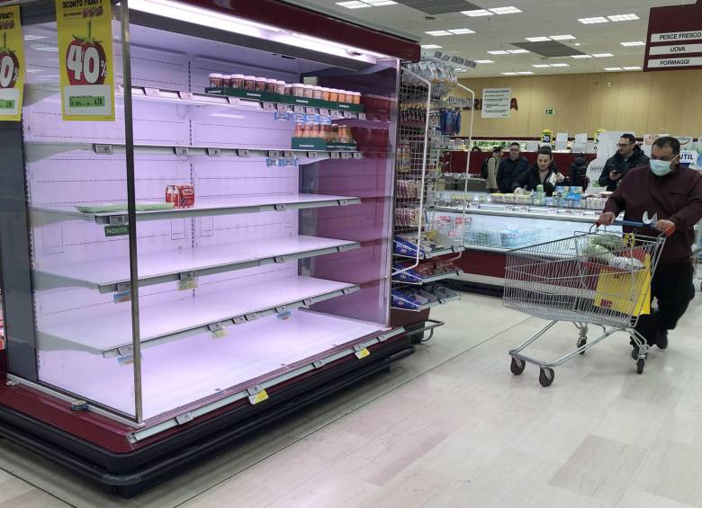 Compradores en supermercados de Italia se abastecen ante temor por el coronavirus. FOTO: EFE