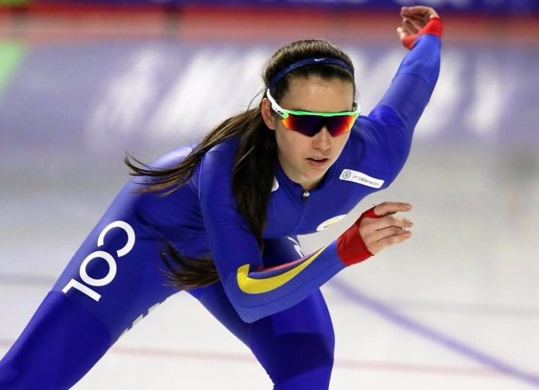 Laura González representando a Colombia en las carreras de patinaje sobre hielo en la Copa Mundo de Calgary. FOTO FEDEPATÍN