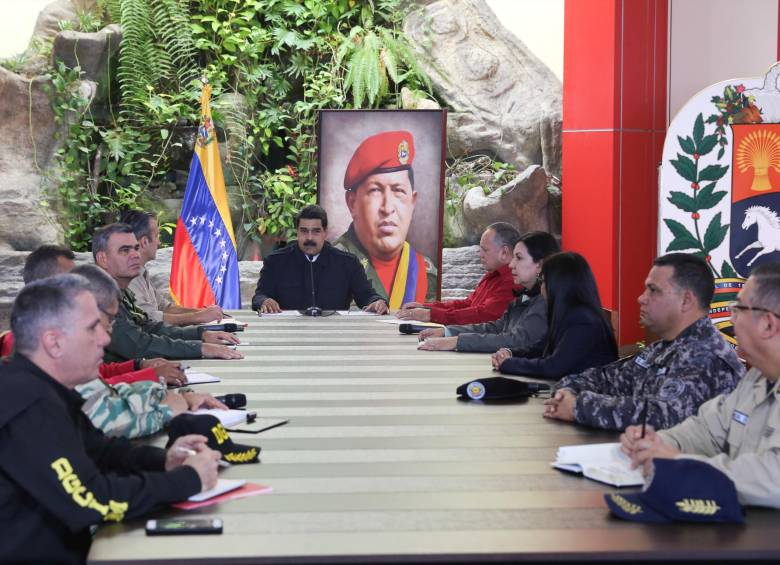 Acompañado de parte de su gabinete y de los militares, Nicolás Maduro aseguró que seguirá en la Presidencia de Venezuela y que la Asamblea Nacional, formada en su mayoría por opositores a su gobierno, intenta “dar un golpe de Estado”. FOTO Reuters