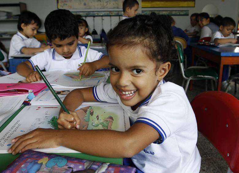 Son 100 formadores y 3.000 tutores, quienes acompañan a los docentes oficiales en las aulas. FOTO Donaldo Zuluaga