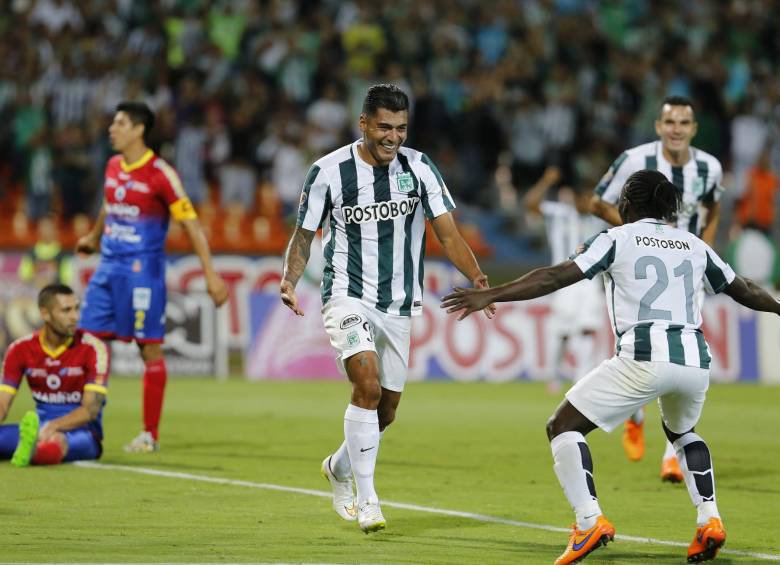 Los goleadores de la noche, Jéfferson Duque y Yimmi Chará, se encuentran en una de las celebraciones. FOTO juan antonio sánchez