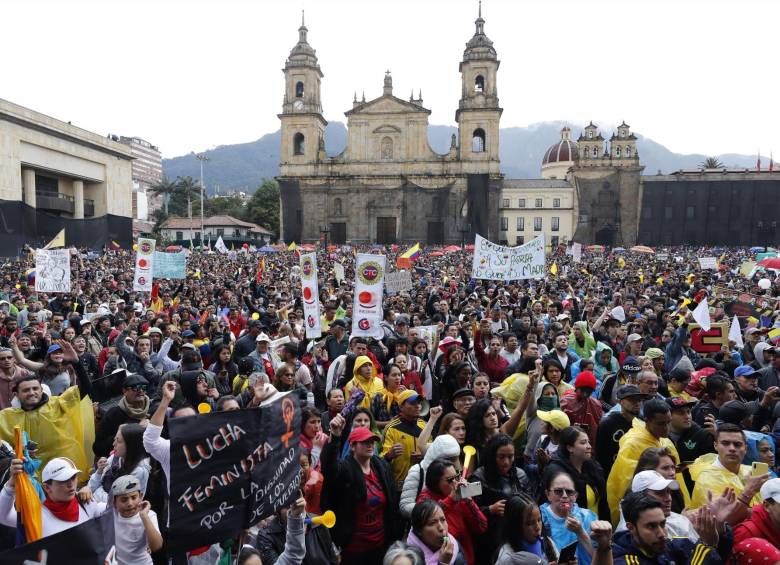 El país, entre ejemplos y toques de queda
