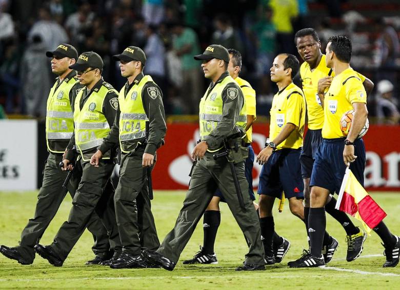 El cuarteto arbitral fue custodiado por miembros de la Policía para evitar alguna agresión. FOTO JAIME PÉREZ