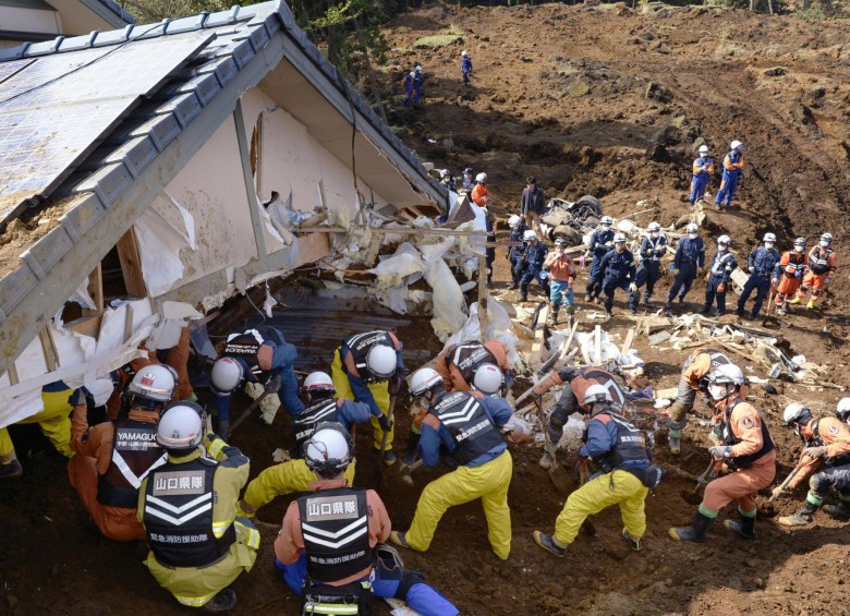 Las autoridades japonesas elevaron este lunes a 47 el número de víctimas mortales a raíz de los dos potentes terremotos que golpearon el jueves y el sábado las prefecturas de Kumamoto y Oita. FOTO AP