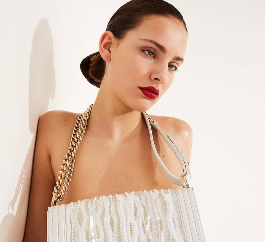 Moffy Gathorne-Hardy es londinense y hace parte de la agencia de modelaje Storm, la misma que trabajó durante varios años con la icónica Kate Moss. Moffy tiene estrabismo, un trastorno que causa que los ojos no miren en la misma dirección al tiempo. De acuerdo con una entrevista relatada por el portal Refinery 29 en 2018, la modelo está interesada en literatura rusa y francesa, y tiene interés en romper con los estereotipos del mundo del modelaje. Foto: @moffygathornehardy
