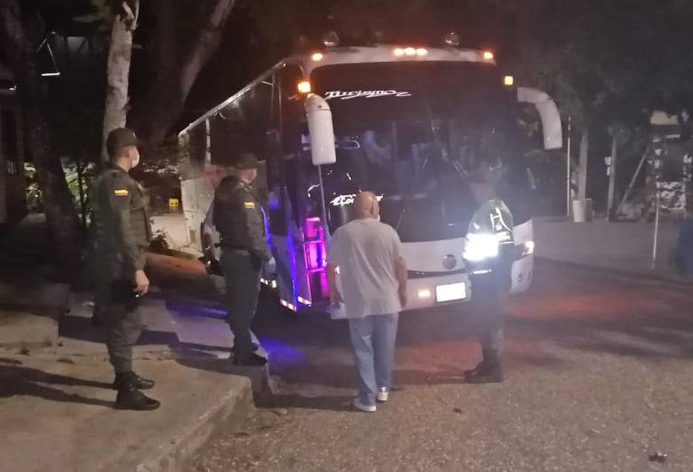 Al conductor del bus y a 25 pasajeros adultos se les aplicó comparendos por violar las normas de confinamiento. FOTO CORTESÍA