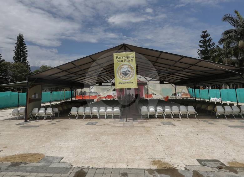 En el lugar en el que antes estaba la parroquia, la comunidad y los sacerdotes adaptaron una carpa para realizar las misas y los grupos de oración. FOTO MANUEL SALDARRIAGA