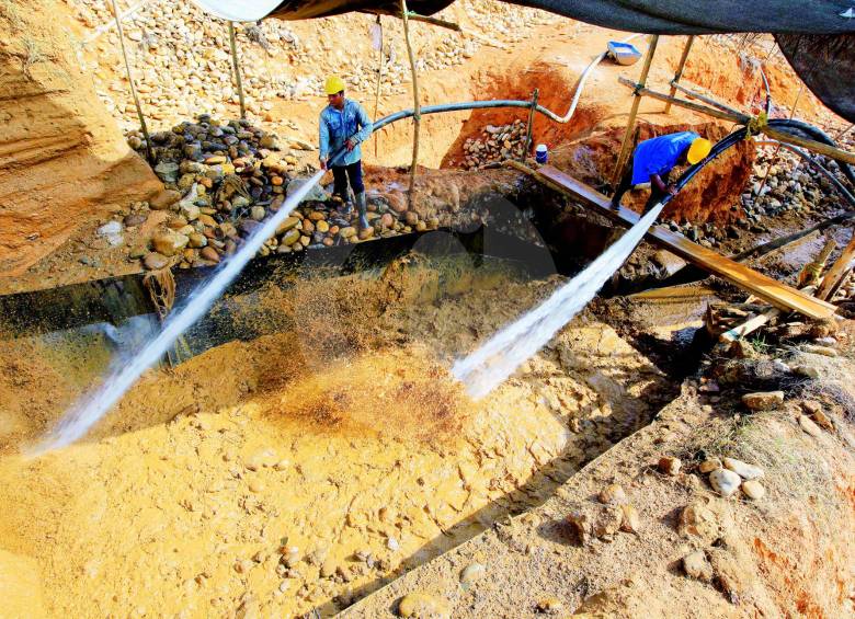 La minería que utiliza mercurio genera no solo daños en ríos y afluentes, sino que es nociva para la salud. La idea es eliminarlo y que no vaya a atmósfera de municipios. FOTOS Manuel saldarriaga