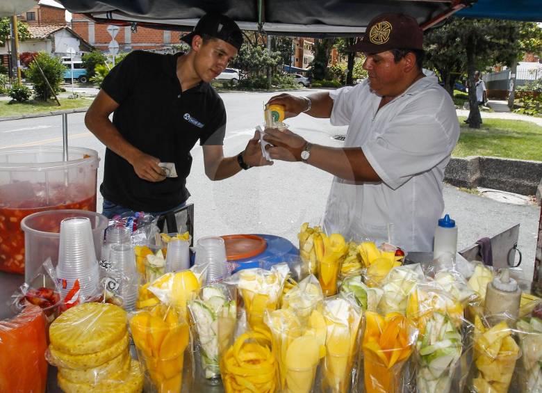 Las ventas afuera del colegio: del yoyo a los audífonos