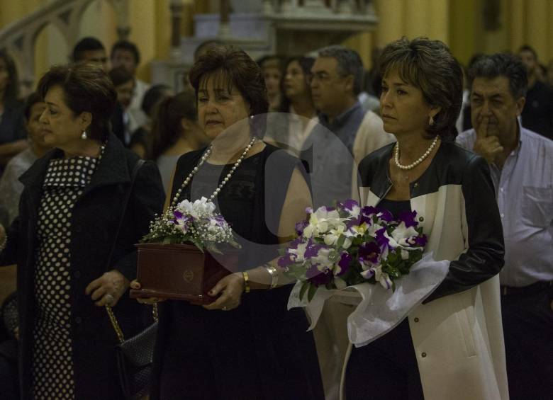 Cargan las cenizas de Federico Velásquez y la ofrenda floral su esposa, Martha Elena Roldán y su cuñada, Claudia Roldán. Las acompaña la señora Luz Amparo de Piedrahita. FOTO jaime pérez