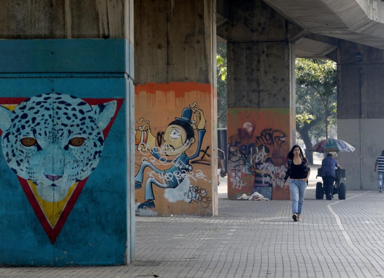 Los grafiteros han intervenido las grises columnas del viaducto del metro. En la estación Universidad de Antioquia hay varios murales hechos por ellos. Foto Archivo Donaldo Zuluaga