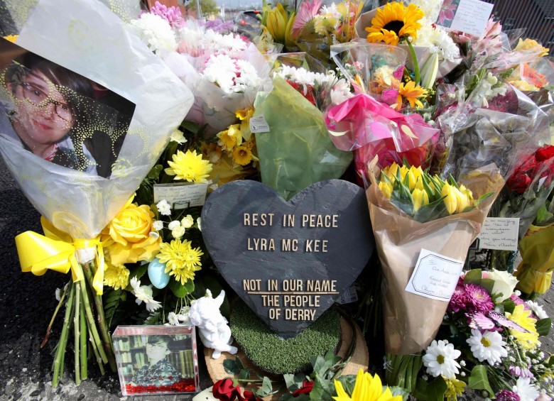 Homenajes a la periodista Lyra McKee, quien falleció por un disparo en Irlanda del Norte. Foto: AFP 