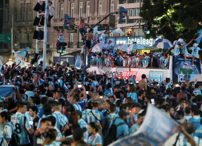 Gabriel Aranda llevó el cráneo de su abuelo al banderazo de Racing. FOTO REUTERS