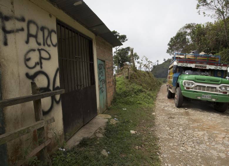 En las zonas de influencia de las Farc, el grupo guerrillero cita a reuniones a la comunidad. Le dicen que no le venda coca a los paramilitares. FOTO DONALDO ZULUAGA.