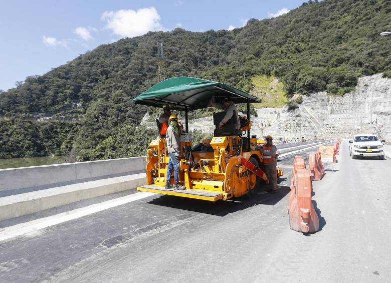 La calzada pasará sobre los 435 metros sobre el nivel del mar, en la cresta de la presa. Habrá tráfico continuo. FOTO Jaime Pérez