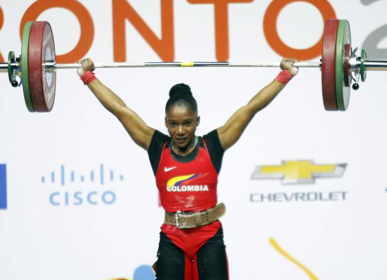 En acción Lina Rivas, destacado oro en pesas de Toronto. FOTO ap