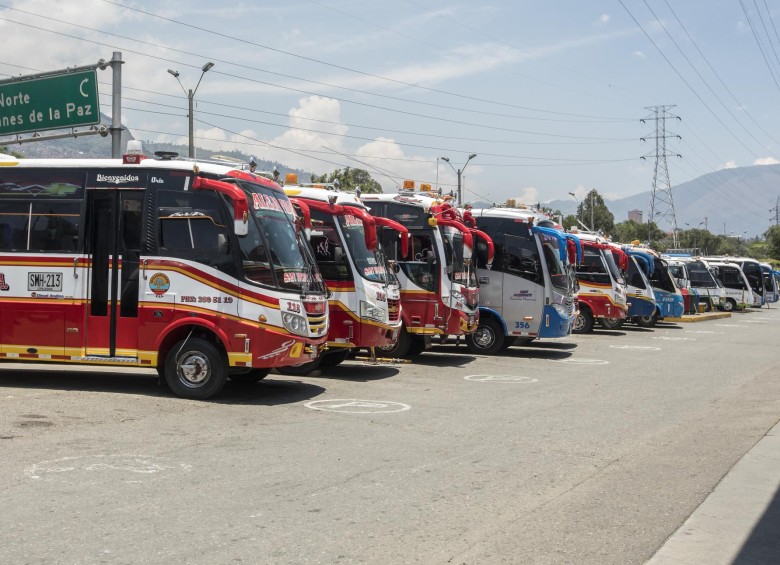 Con la movilización de hoy las empresas de transporte intermunicipal de pasajeros solicitan una reducción en el precio del combustible y en el cobro de peajes. FOTO Camilo Suárez